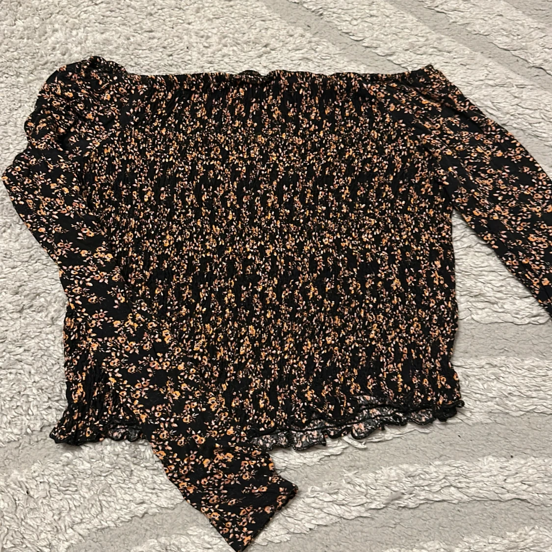 Svart blommig offshoulder topp