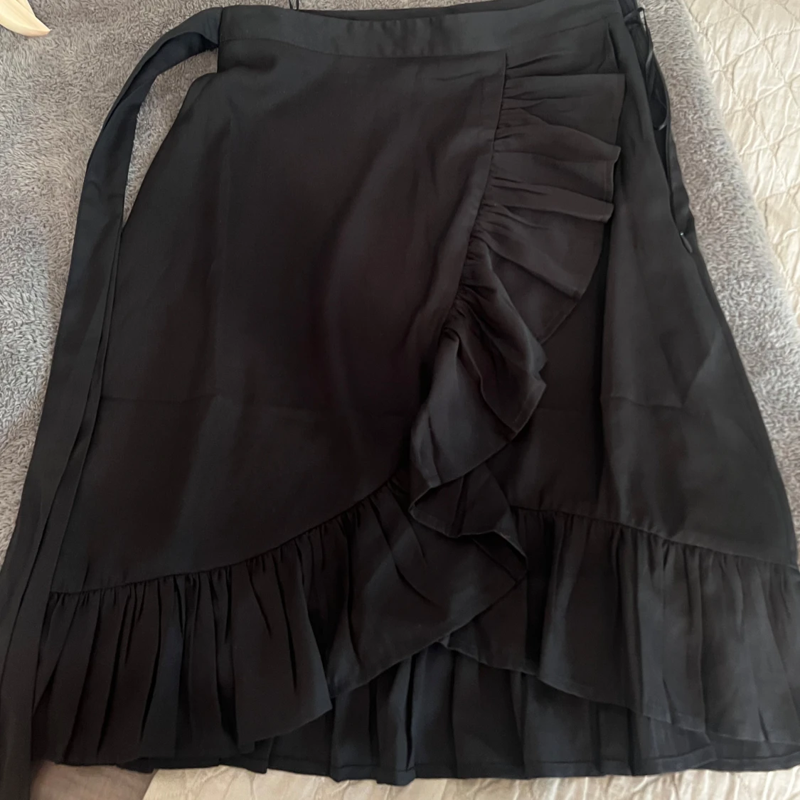 Svart omlottkjol med volang - 1