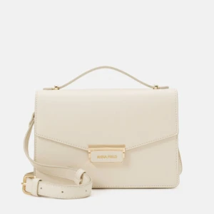 Beige axelväska från Anna Field - Stilren beige axelväska från Anna Field i slät syntet med guldfärgade metalldetaljer och justerbar axelrem. Väskan har ett elegant, fyrkantigt format lock med magnetlås och ett rymligt innerfack med ficka. Perfekt för dig som gillar minimalistisk och clean look. Den är som i nyskick då jag bara använt den en gång