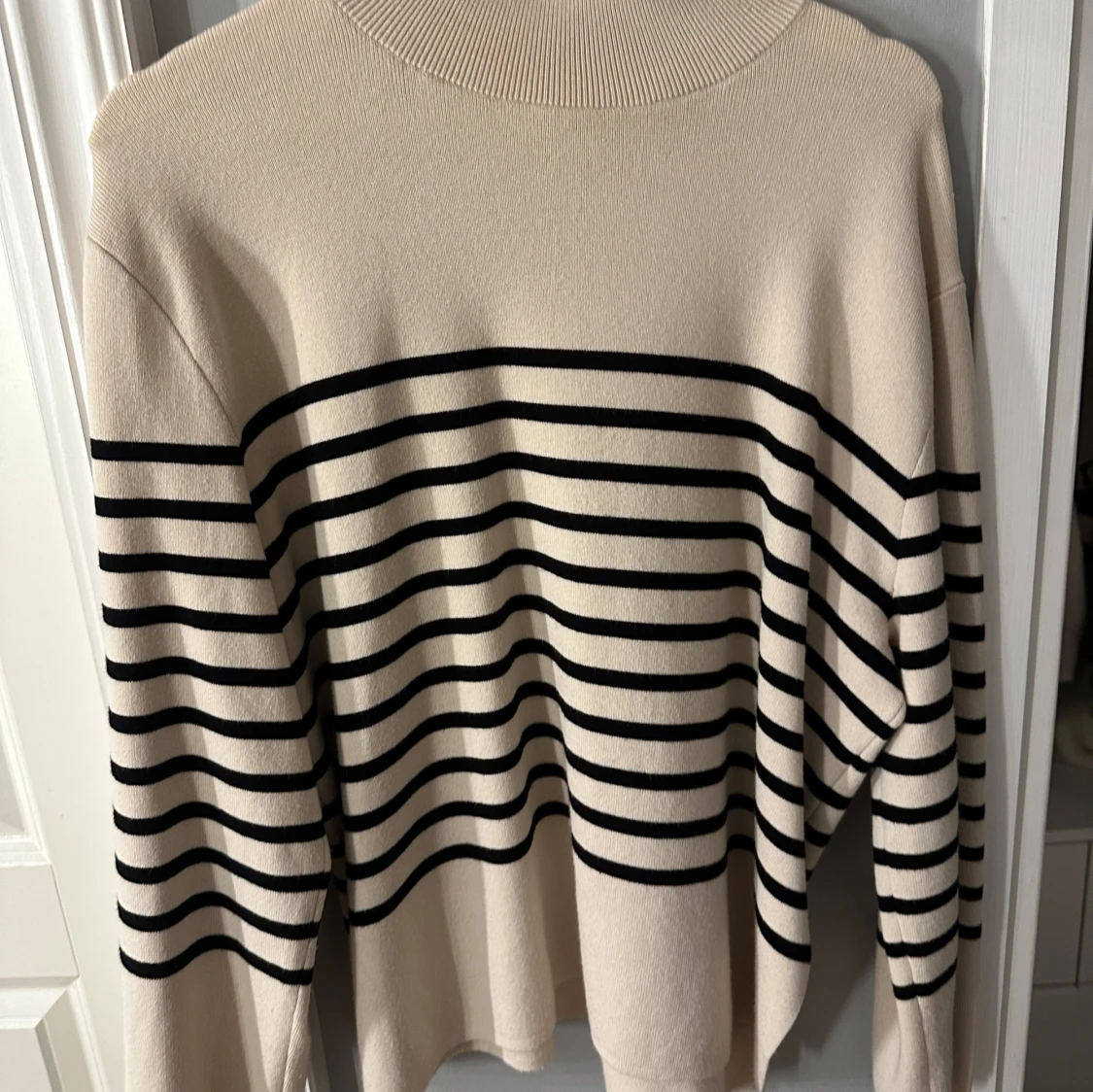 Randig beige polotröja med vida ärmar - 1