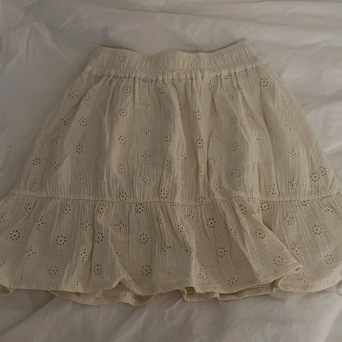 Vit broderad kjol Sofie Schnoor