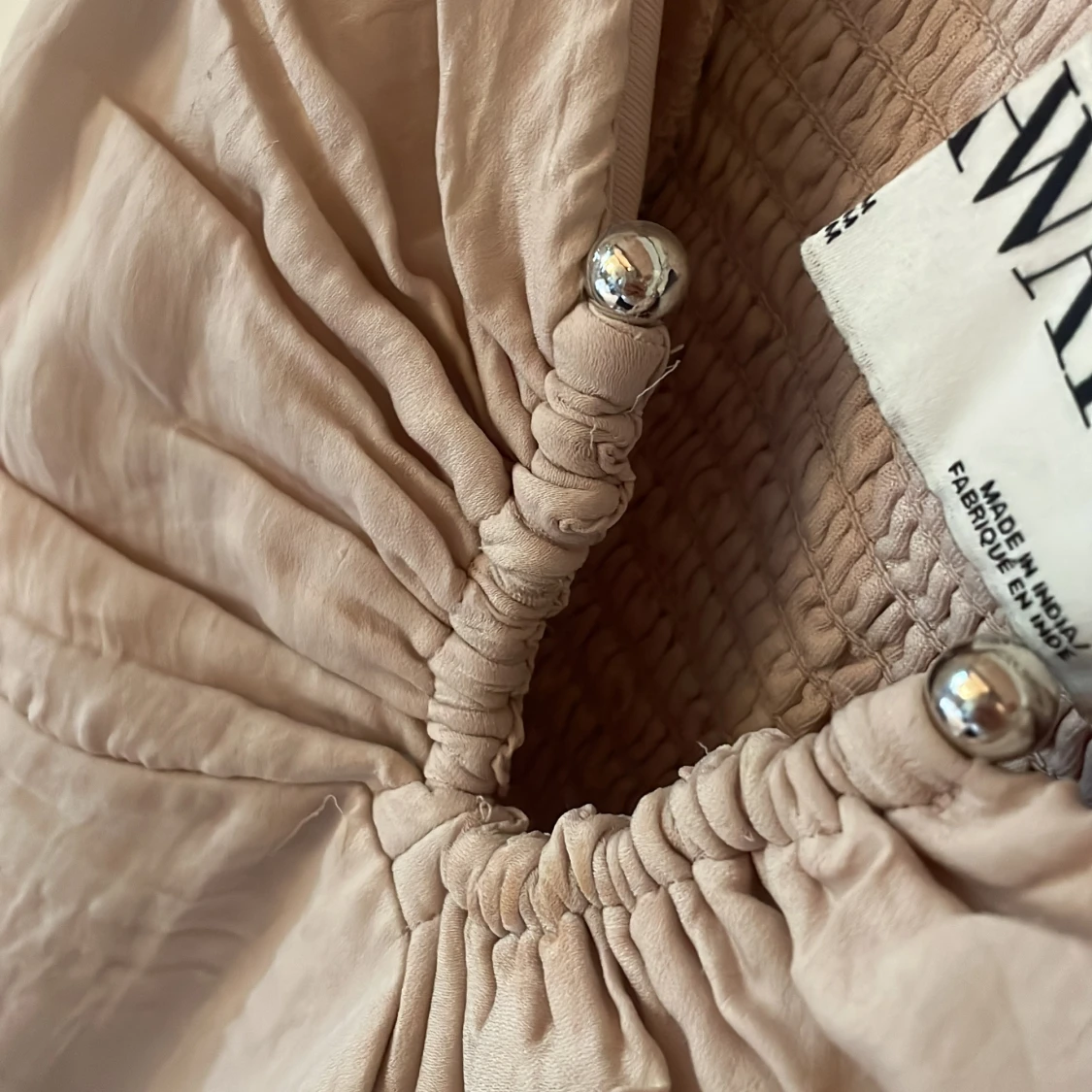 Beige blus med volangärm från Aware - 3