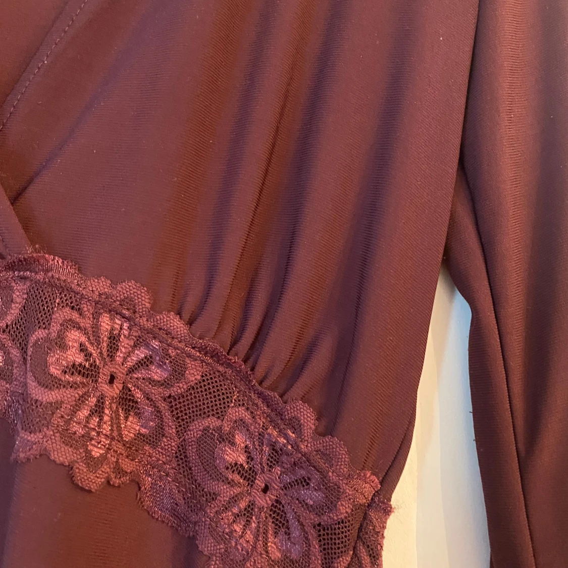 Vinröd omlottopp från Gina Tricot - 2