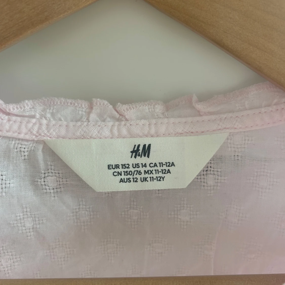 Ljusrosa blus med volang från H&M - 1