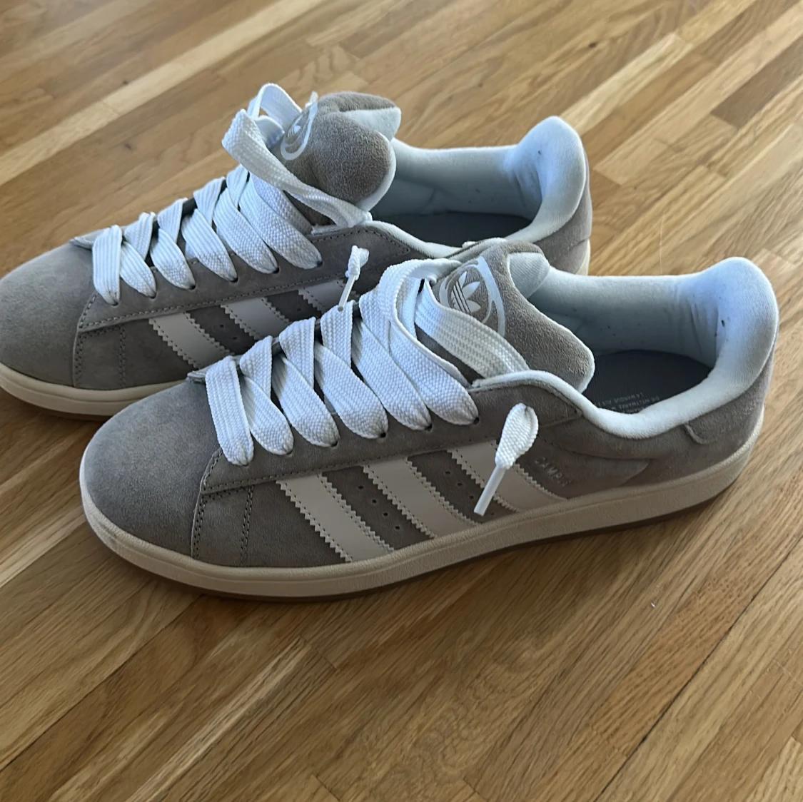 Grå Adidas Campus sneakers mocka - 1