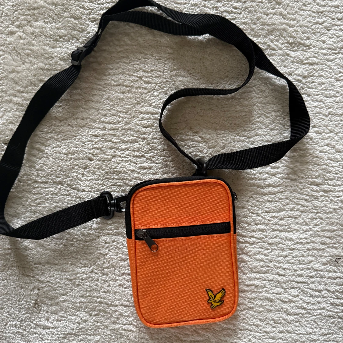 Orange axelväska från Lyle & Scott