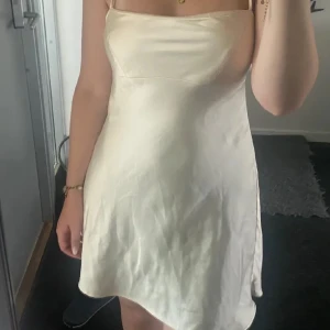 Vit sidenklänning zara - Säljer denna vita sidenklänning från Zara 