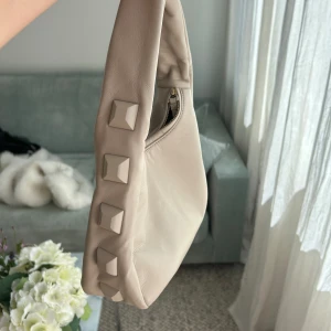 Väska från Zara - Otroligt snygg väska från Zara <3 Väldigt rymlig