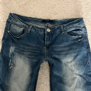 Lågmidjade jeans - Raka lågmidjade jeans i storlek L/40, passar även M💕Midjemåttet är 41cm och innerbenslängden är 75cm