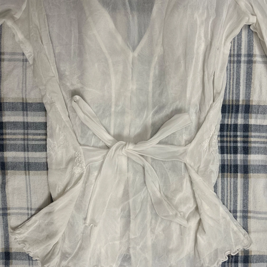 Vit blus i spets och knytband - 2