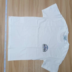 Vit Casablanca t-shirt med tryck - Vit t-shirt från Casablanca med stort färgglatt tryck på ryggen som föreställer en byggnad och texten 'CASABLANCA'. Framtill finns en mindre logga med samma motiv. Klassisk passform och rund halsringning, tillverkad i mjuk bomull.