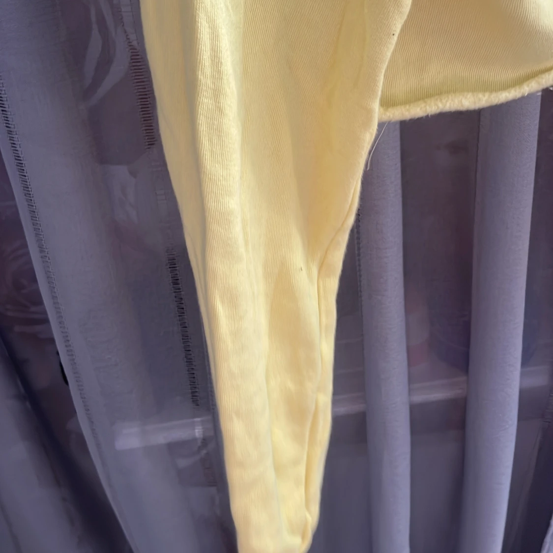 Gul croppad tröja med paljetter - 1