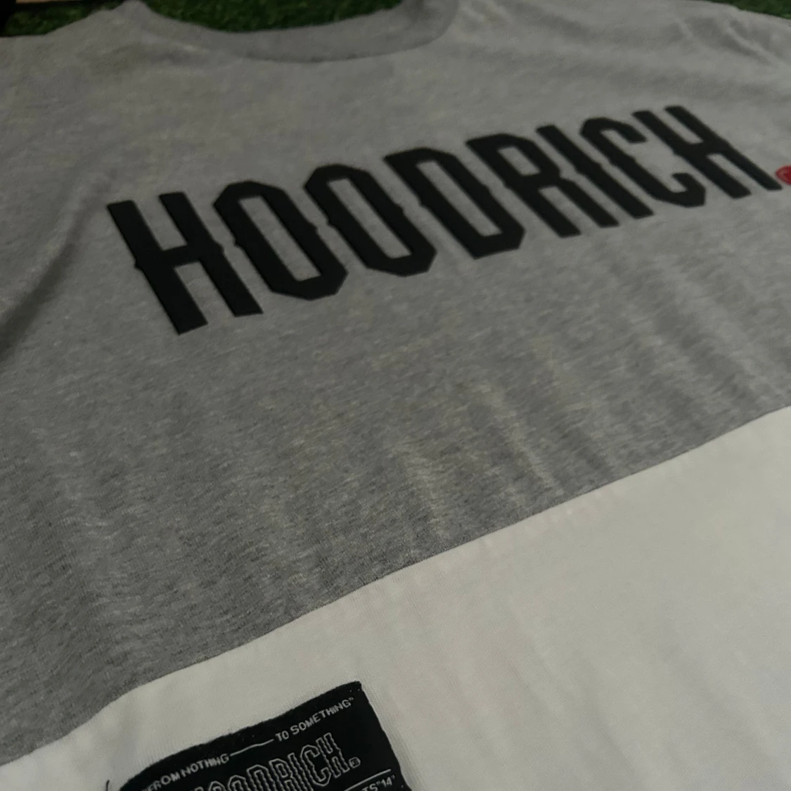 Grå och vit HOODRICH t-shirt - 1