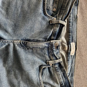 Blå bootcut jeans från Perfect Jeans - Snygga ljusblå jeans från Perfect Jeans i klassisk bootcut-modell. Jeansen har fem fickor, normal passform och är tillverkade i mjukt bomullstyg med lite stretch. Perfekta för dig som gillar en avslappnad och tidlös stil. Helt nya!!!!