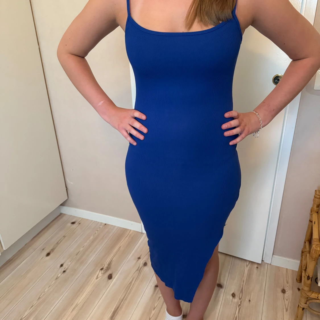 Blå ribbad långklänning från Amisu