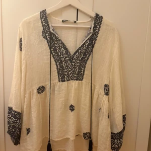 super söt Zara blus! 💕 - säljer denna super söta Zara blusen som jag köpte förra året. Använd ett fåtal gånger och har inga större defekter. Storlek M! Super skön o luftig ! 💕