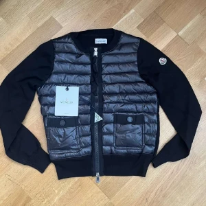 Moncler cardigan  - Heej! Säljer nu min favorit jacka eftersom att jag inte använder den lika mycket som innan, jackan är i ett fantastiskt skick och har blivit bra omhändertagen, jackan är i storlek 2 (S/m/xs ) hör av dig om du har några funderingar😇