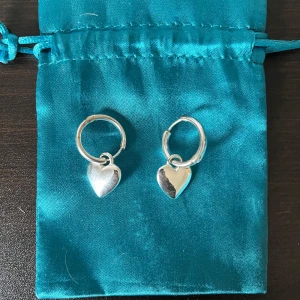 Silvriga örhängen med hjärtanhänge - Mycket bra skick då de knappt är använda, rengjorda såklart