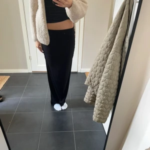 Svart långkjol i stretchigt tyg - En svart långkjol från Gina tricot i storlek xs i stretchiga material. (Jag är 160 cm lång)