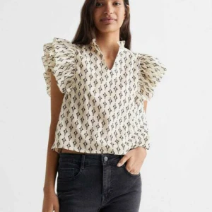 Vit blus med mönster  - Sjukt snygg blus som jag verkligen älskar men som jag inte använt så mycket, finns inga alls tecken på användning ser helt ut som ny! 