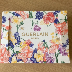Guerlain La Petite Robe Noire presentbox - Lyxig presentbox från Guerlain med La Petite Robe Noire parfym i två storlekar och en matchande body lotion. Flakongen är elegant i glas med svart och rosa toning och siluettmotiv. Boxen har färgglatt blommönster och gulddetaljer. Perfekt för dig som älskar exklusiva dofter.säljer pga av att min mamma fick dom som gåva men ville inte ha de pågrund av att hon inte är parfymintresserad så den är helt orörd/oanvänd.