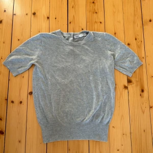 Grå kortärmad tröja från Zara - En grå tröja från Zara med korta ärmar och rund hals och sitter åt längst ner. Mjuk och perfekt till både jeans och kjol🌺🌺