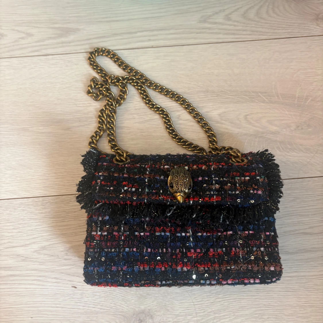 Axelväska i tweed med kedja