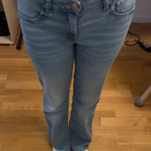 blåa jeans - blåa lågmidjade och bootcut jeans från hm i storlek 40 men passar mig med s! de är uppsydda och lite slitna nere vid benen ☝️