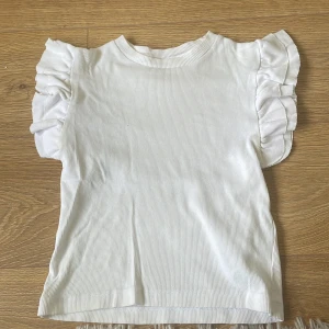 Volang topp - Vit volangtopp från Gina Tricot. Inga defekter.