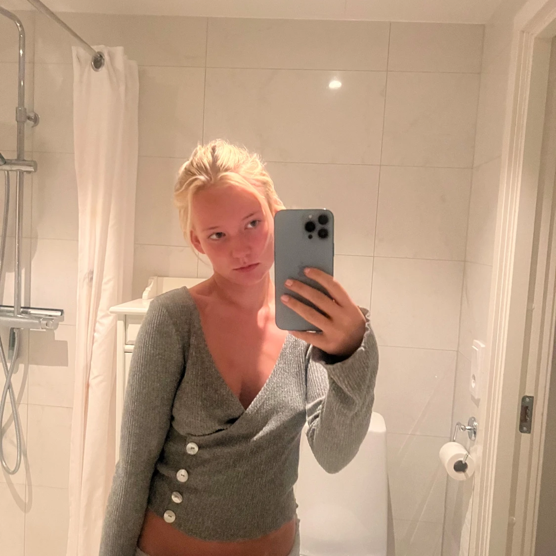 Grå omlott kofta med knappar - 1