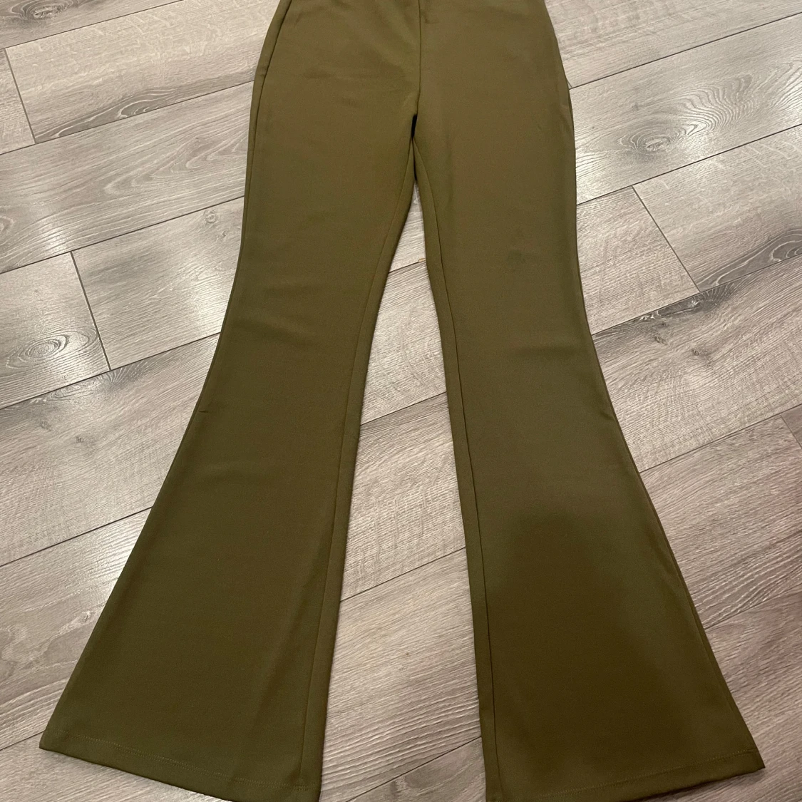 Olivgröna bootcut byxor