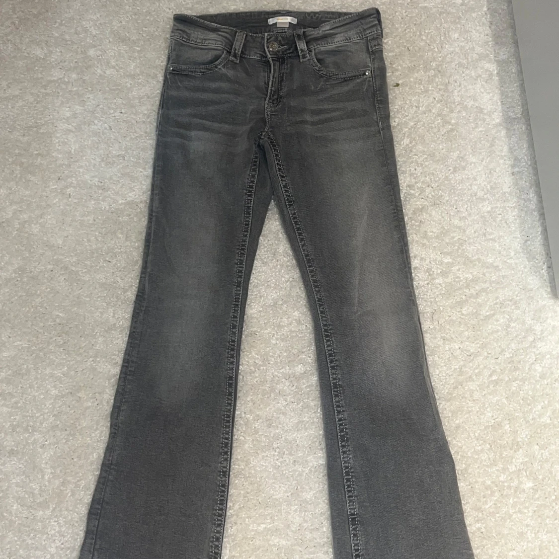 Grå bootcut jeans med detaljer - 2