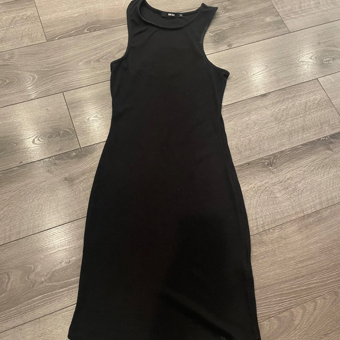 Svart ärmlös tight klänning från BIK BOK