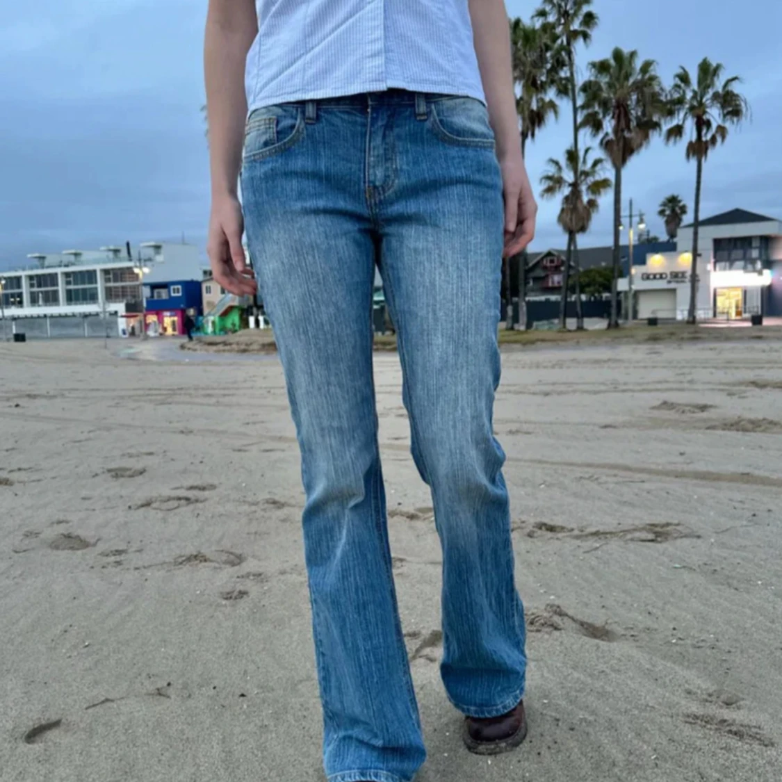 Blå bootcut jeans med ljus tvätt