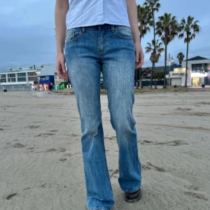 Blå bootcut jeans med ljus tvätt - Säljer ett par blå lågmidjade bootcut jeans med ljus tvätt🩷