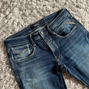 Replay Anbass  - Säljer dessa riktigt snygga Replay jeansen i modellen Anbass som har en slim passform. De är i bra skick utan defekter och är i storlek W31 L34. Bara att skriva över frågor och funderingar.