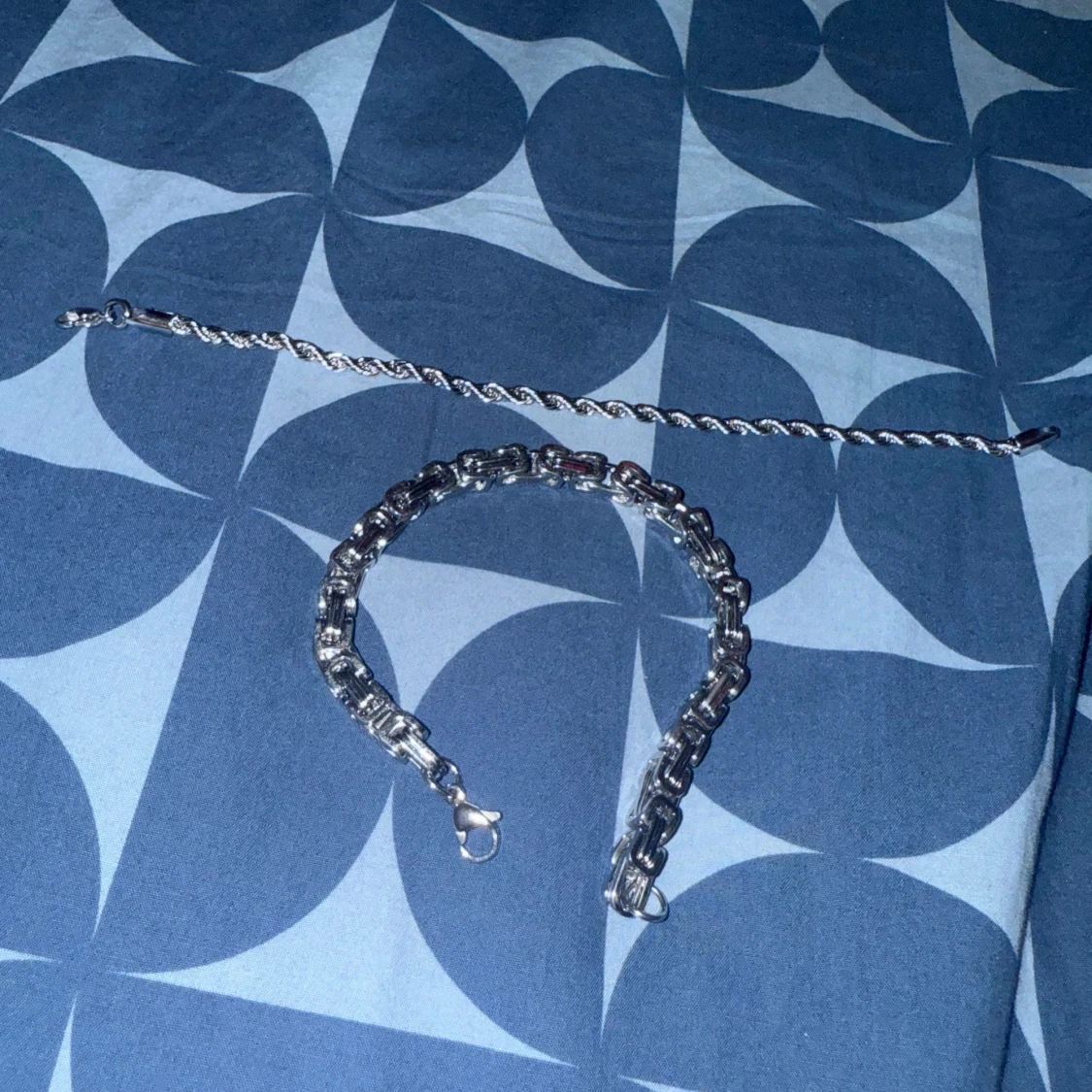 Två armband i silver