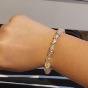 Pärlarmband med glittriga detaljer - Snyggt armband med runda, genomskinliga pärlor och glittriga mellanringar. Pärlorna har ett subtilt stjärnmönster inuti som ger extra bling. Perfekt accessoar för att lyfta din outfit.