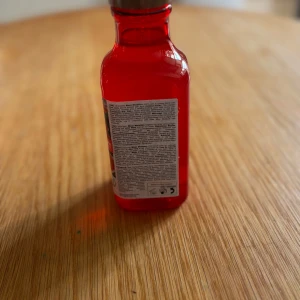 Maui Moisture Hibiscus Water Shampoo - Maui Moisture Daily Hydration + Hibiscus Water Shampoo i en snygg röd plastflaska med guldlock. HELT NY/ OÖPPNAT. Innehåller hibiskusvatten och är framtagen för att återfukta alla hårtyper. Fräsch och tropisk känsla, perfekt för dig som vill ha ett återfuktande schampo med naturliga ingredienser.