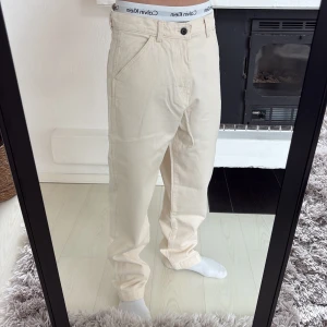 H&M jeans beige relaxed fit - Helt nya med tagg, ej orkat skicka tillbaka. Är 178cm för jämnförelse