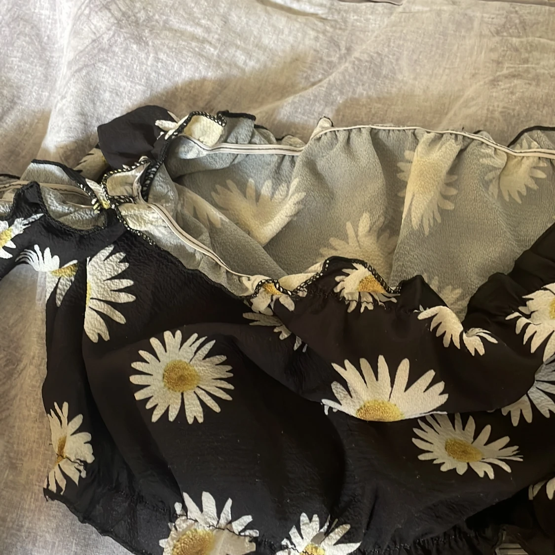 Svart offshoulder topp med prästkragar - 2