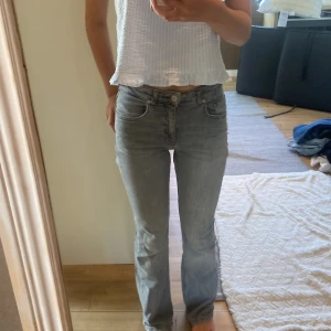 Gråa bootcut jeans - Säljer dessa jeansen i storlek 158 med justerbar midja, då jag inte använder dem längre💗