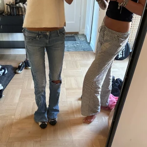 Ljusblå Levis jeans med hål - Säljer ett par ljusblå jeans med bootcut och slitning på knät. Från Levis 