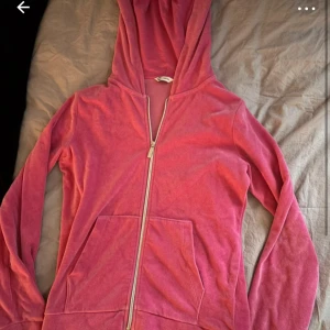 Rosa zipp up hoodie - Mjuk rosa hoodie i storlek S, köpt från Cubus. Inte andvänt den på väldigt länge och därför säljs den. 