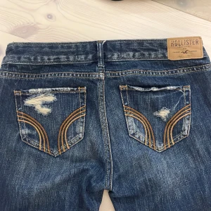 hollister jeans - jättesnygga mörkblåa skinny hollister jeans som tyvärr inte passar mig! snygga hål detaljer och coola fickor. skriv privat för mått eller fler bilder köpte väldigt nyligen för 300! pris går o diskutera! 