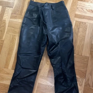 Svarta skinnbyxor från LXA, M - Svarta skinnbyxor från LXA i storlek M. Byxorna har raka ben. Några väldigt små skrap märken i skinnet men inget som syns