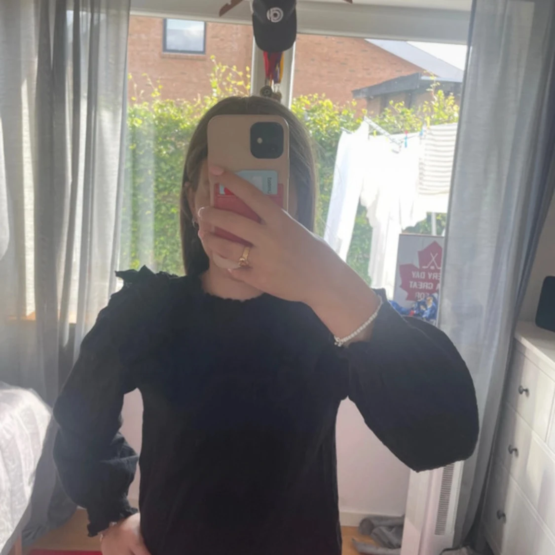 Svart blus med volangdetaljer