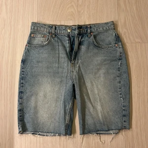 Blå jeansshorts från g perfect jeans - Snygga blå jeansshorts från g perfect jeans i klassisk modell med fem fickor och hög midja. Shortsen har dragkedja och knapp framtill samt bälteshällor. Perfekta för sommaren och ger en avslappnad vibe.
