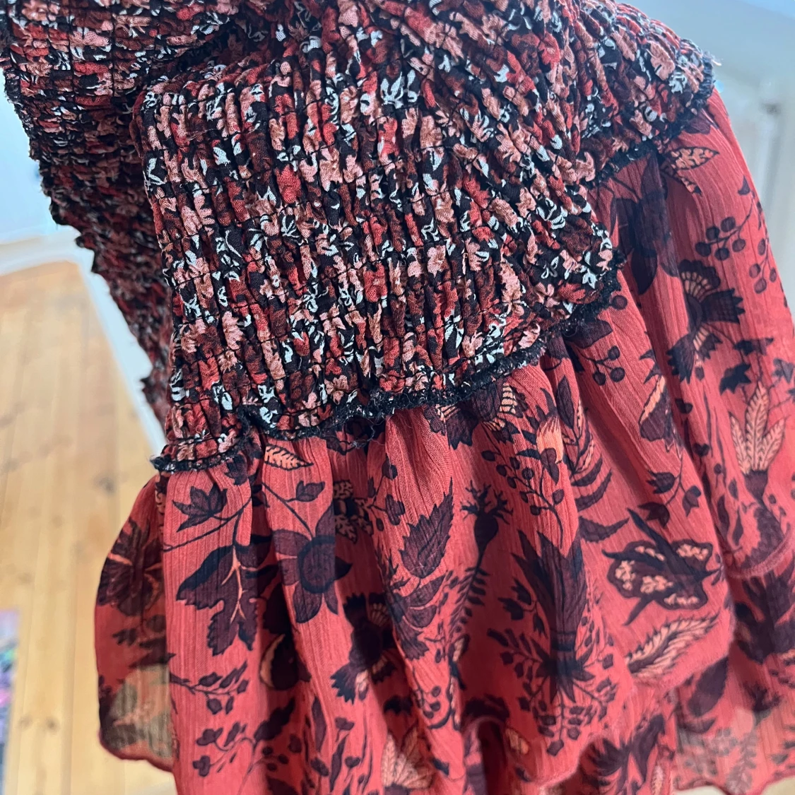 Röd blommig volangkjol med smock - 1