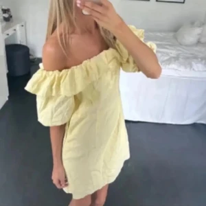 Gul volangklänning H&M - Supersöt offshoulder klänning med volang från h&m! Jättebra skick 💛💛💛storlek M men passar S också!